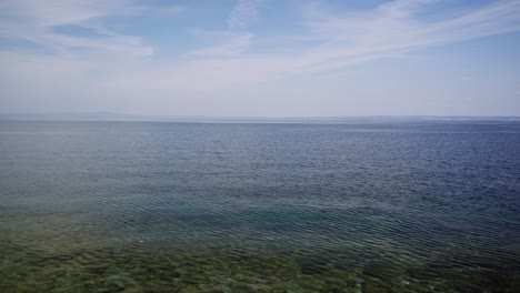 pequeñas olas en la playa de guijarros