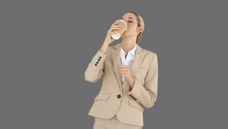 mujer de negocios bebiendo café para llevar