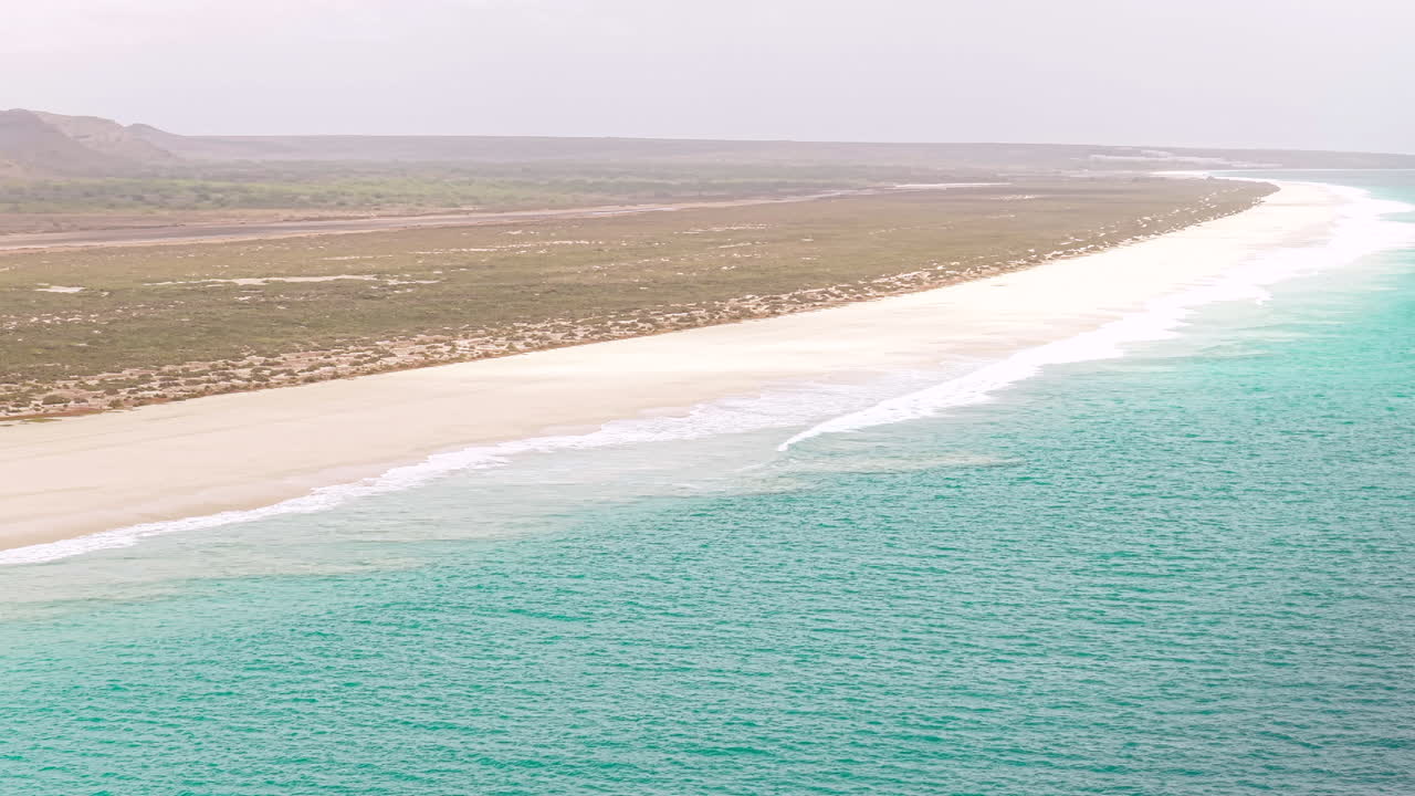 Droneoversigt over kystlinjen ved Santa Monica-stranden i Boa Vista, Kap Verde, Afrika
