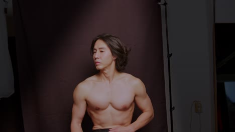 hombre asiático modelo masculino realiza posando con músculo sexy cuerpo guapo bien entrenado y atractivo en topless