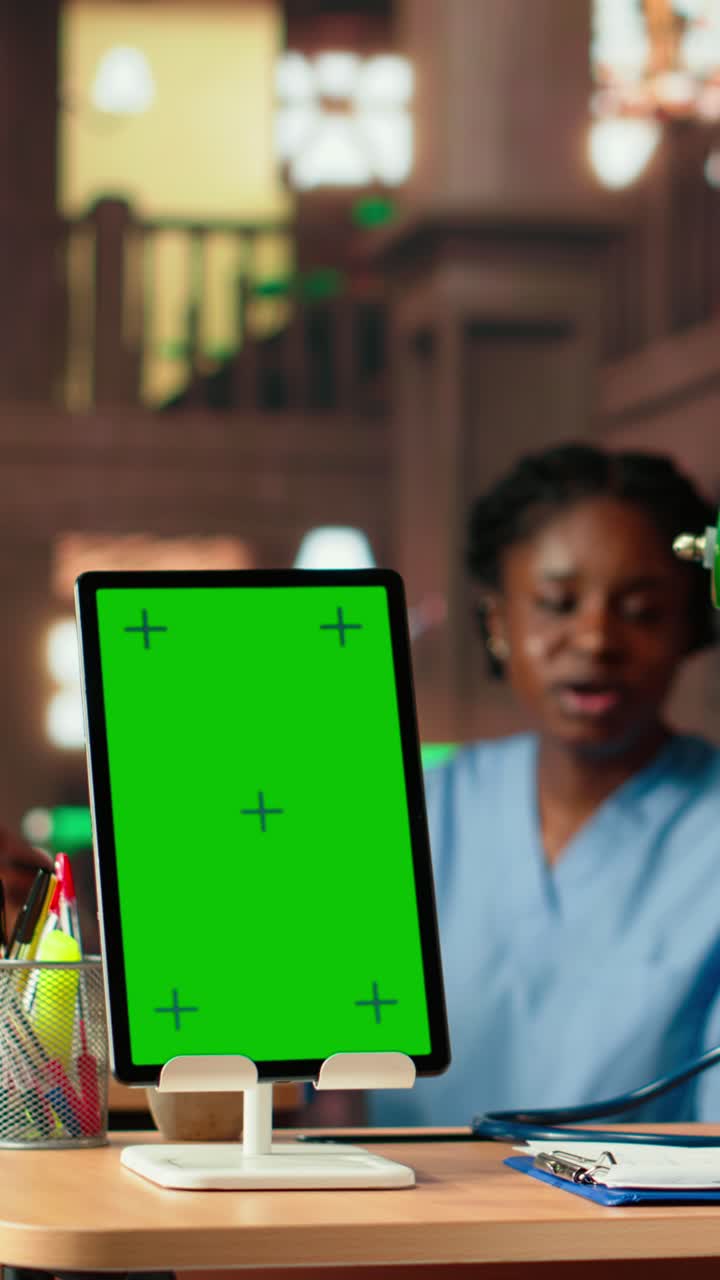Tablet verticale con display a schermo verde in uno studio medico