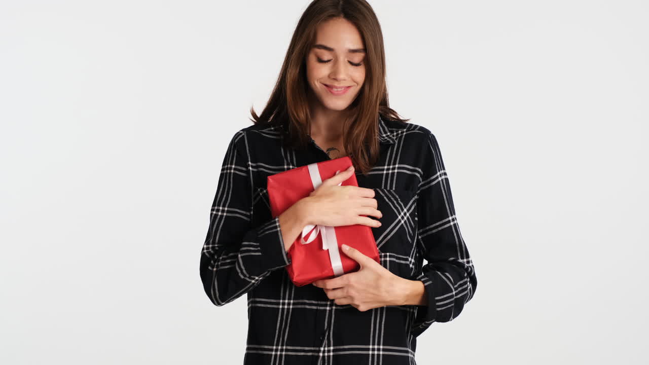 카메라 앞에서 포즈를 취하는 백인 여성.