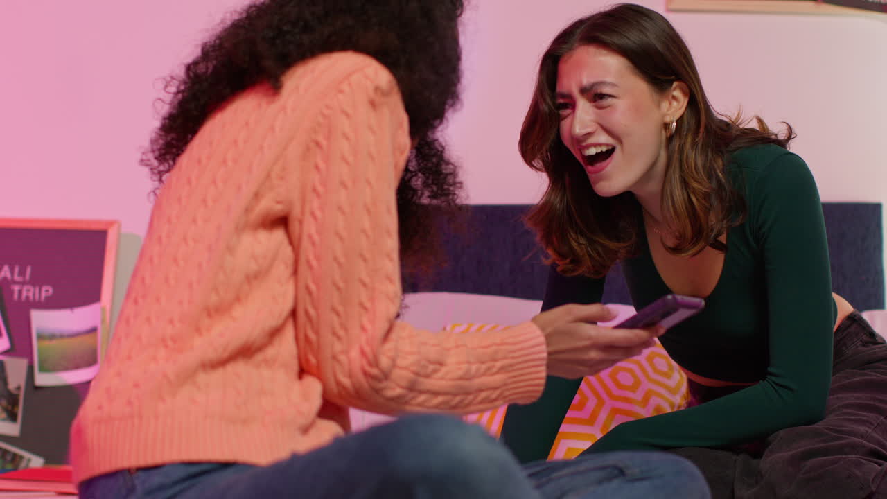 dos amigos mirando un teléfono inteligente