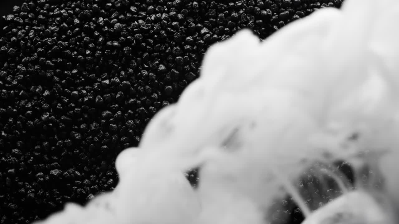 매혹적인  연기가 어두운 돌의 배경에 퍼져 있습니다.