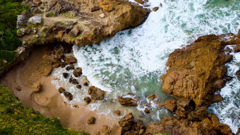 Pequeña-Cala-De-Arena-Prístina-En-Knysna-Heads,-Ruta-Del-Jardín---Vista-De-ángulo-Alto