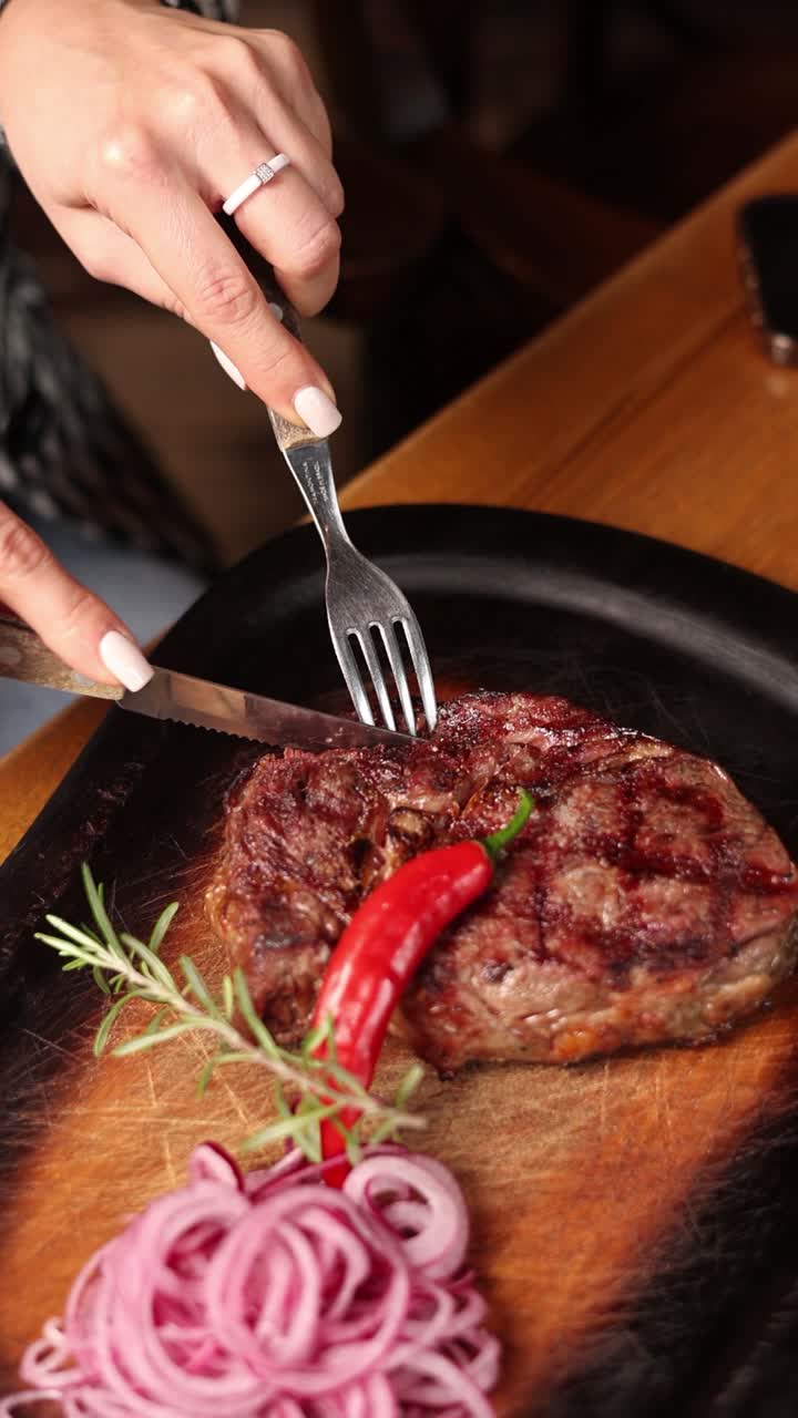 mujer comiendo carne