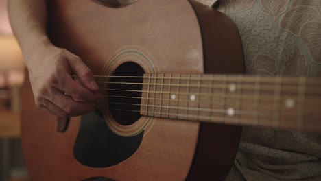 Aprendiendo-A-Tocar-La-Guitarra-Acústica-Con-Los-Dedos,-Primer-Plano-Cinematográfico