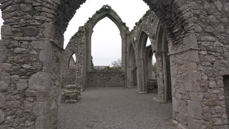 ruinas históricas restauradas interior iglesia medieval gran ventana en castledermot kildare irlanda