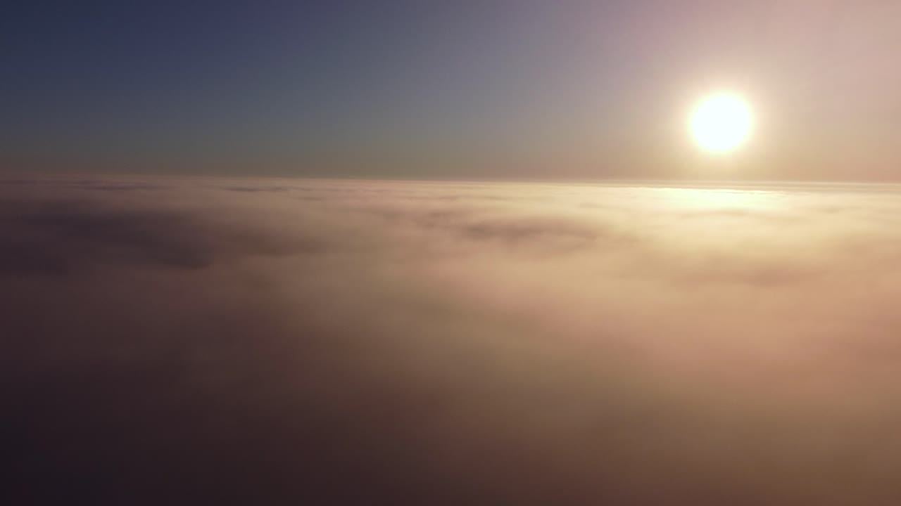 volando sobre nubes de niebla y bosques estacionales cubiertos de escarcha a la luz del amanecer