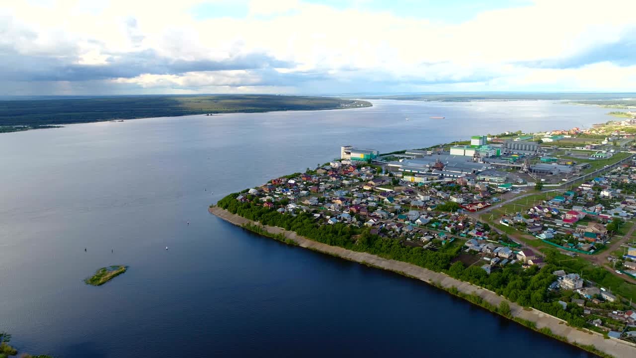 하늘을 배경으로 조용한 강으로 둘러싸인 큰 도시