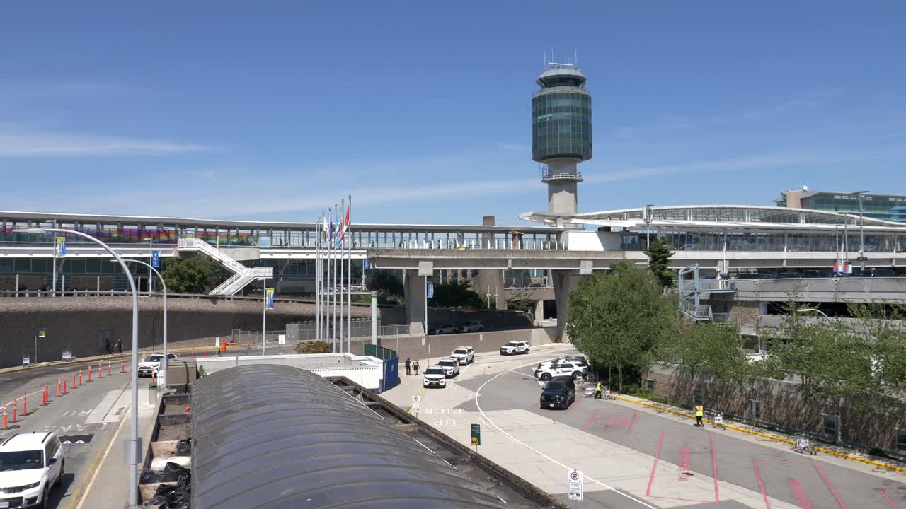 밴쿠버 공항 atc 컨트롤 타워와 터미널 액세스 도로 정적