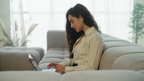 Retrato-De-Una-Mujer-Joven-Que-Trabaja-Con-Una-Computadora-Portátil-En-Casa.-Dama-Atractiva-Chateando-En-Línea