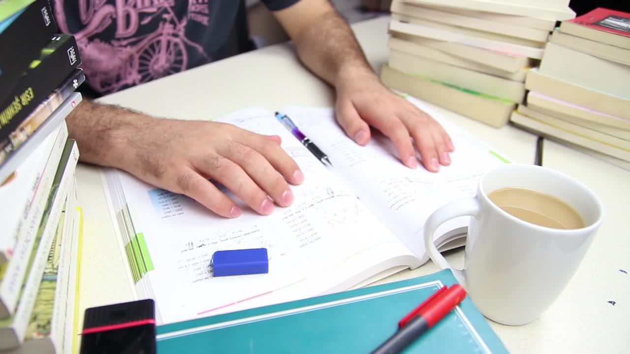 los estudiantes estresados golpean los dedos.