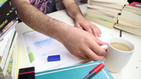 Estudiante-Estresante-Tocando-Los-Dedos