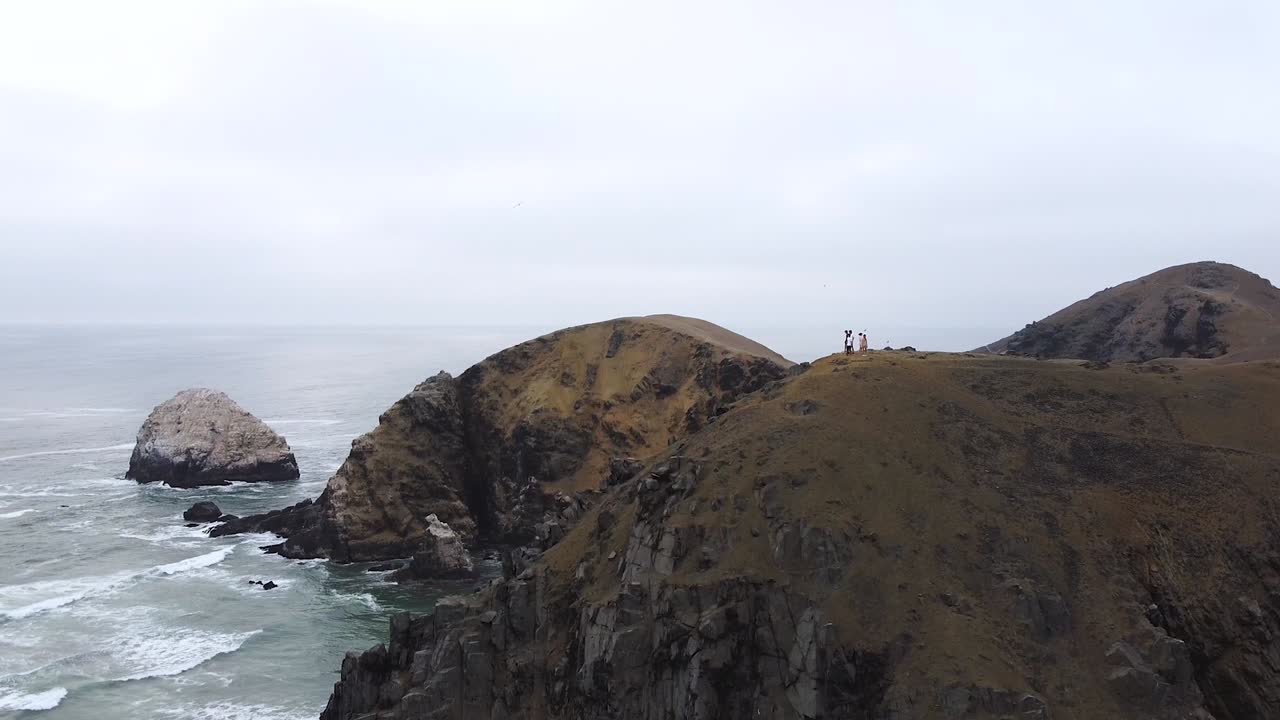 탁 트인 산의 전망, 페루, 미국과 함께 높은 정상 회담을 하이킹하는 소년