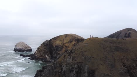 Muchachos-Haciendo-Senderismo-En-La-Cumbre-Alta-Con-Vistas-Panorámicas-A-Las-Montañas,-Perú,-Estados-Unidos