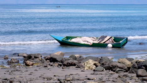 Una-Canoa-De-Pesca-Tradicional-A-La-Deriva-En-El