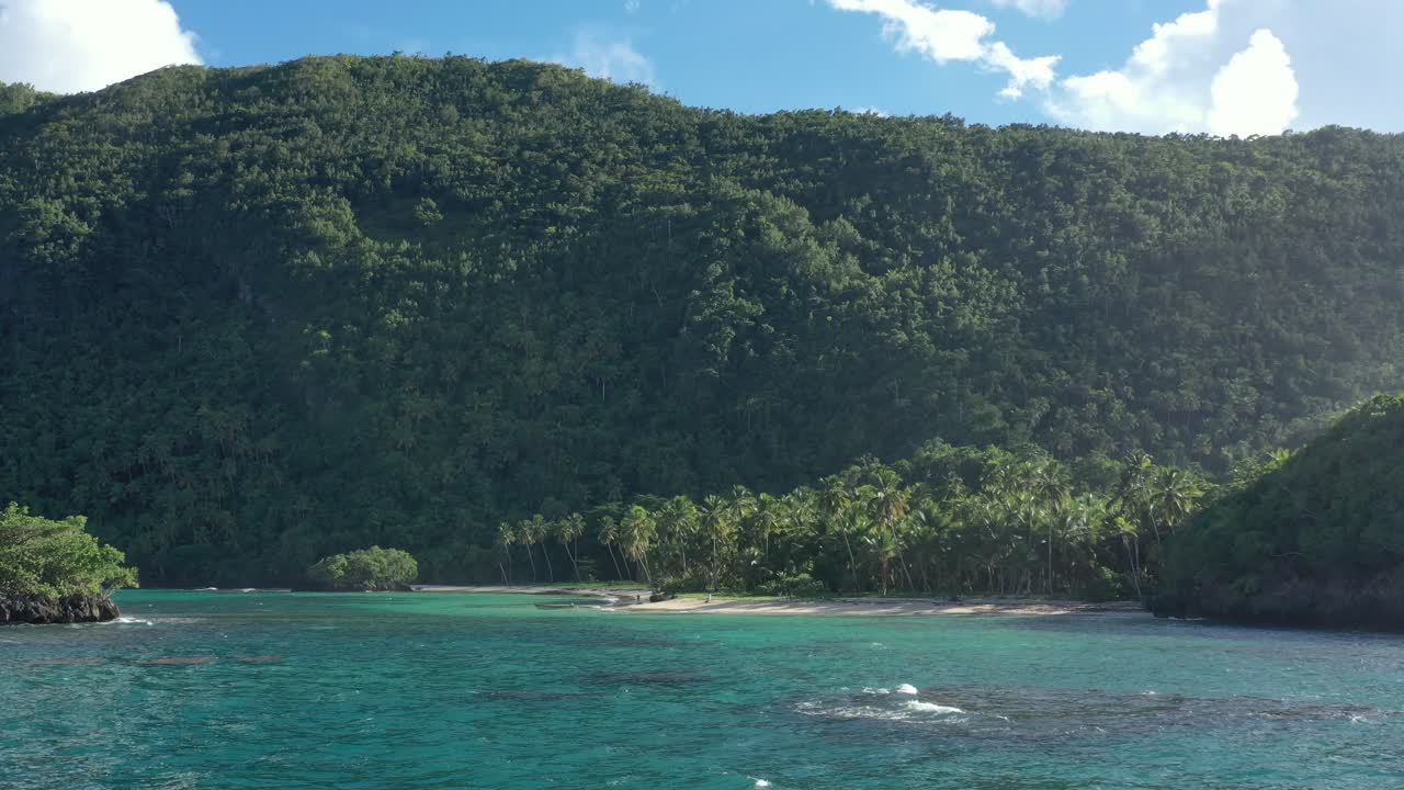 drone volando sobre el mar tropical con la playa hermitano en segundo plano