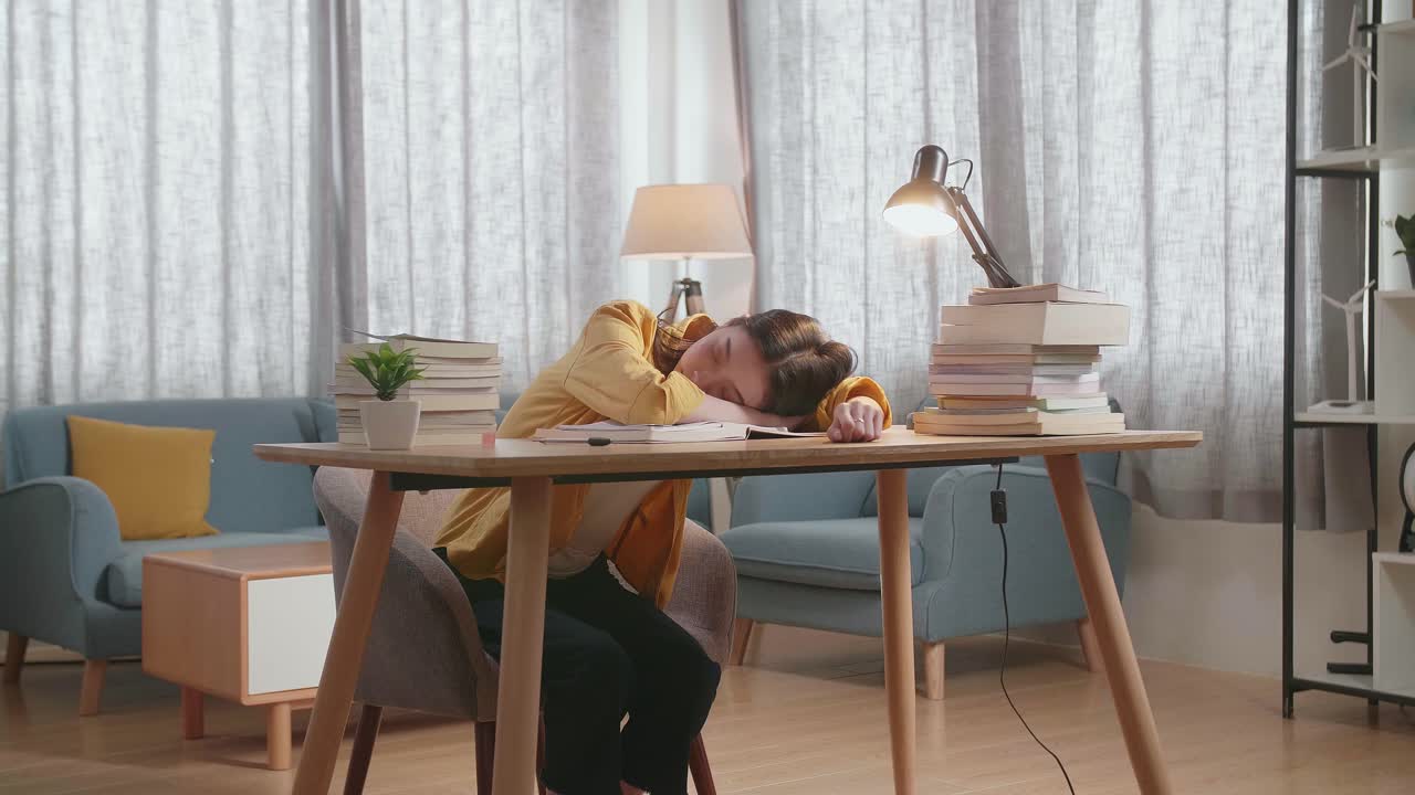 책상 에서 자고 있는 피곤 한 학생