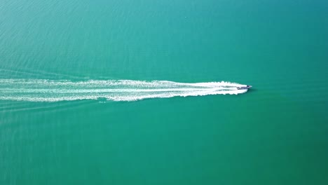 Luxusboot-Luftbild,-Luxuriöse-Yacht,-Die-Sich-Schnell-Im-Blauen-Meer-Bewegt