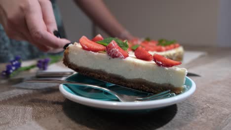 apetitoso pastel de queso casero recién cocinado con fresas y menta, 4k