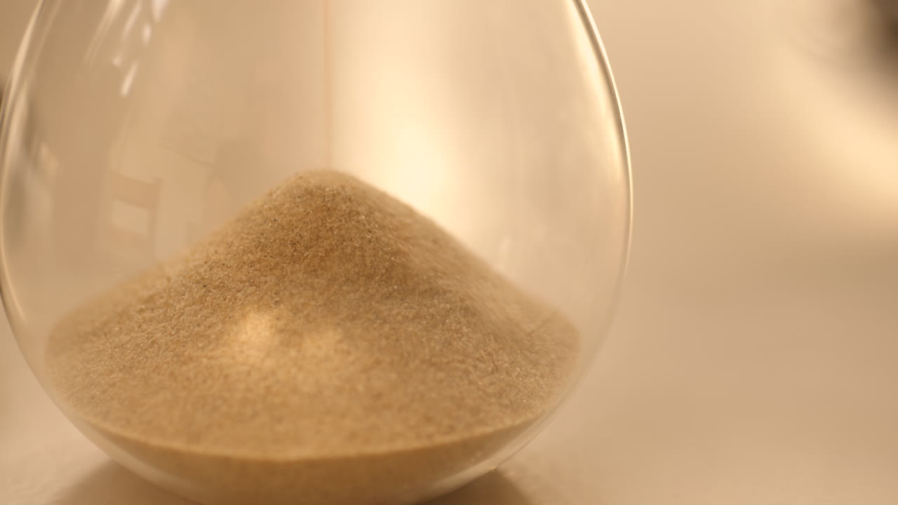 슬로우 모션으로 떨어지는 모래시계 모래