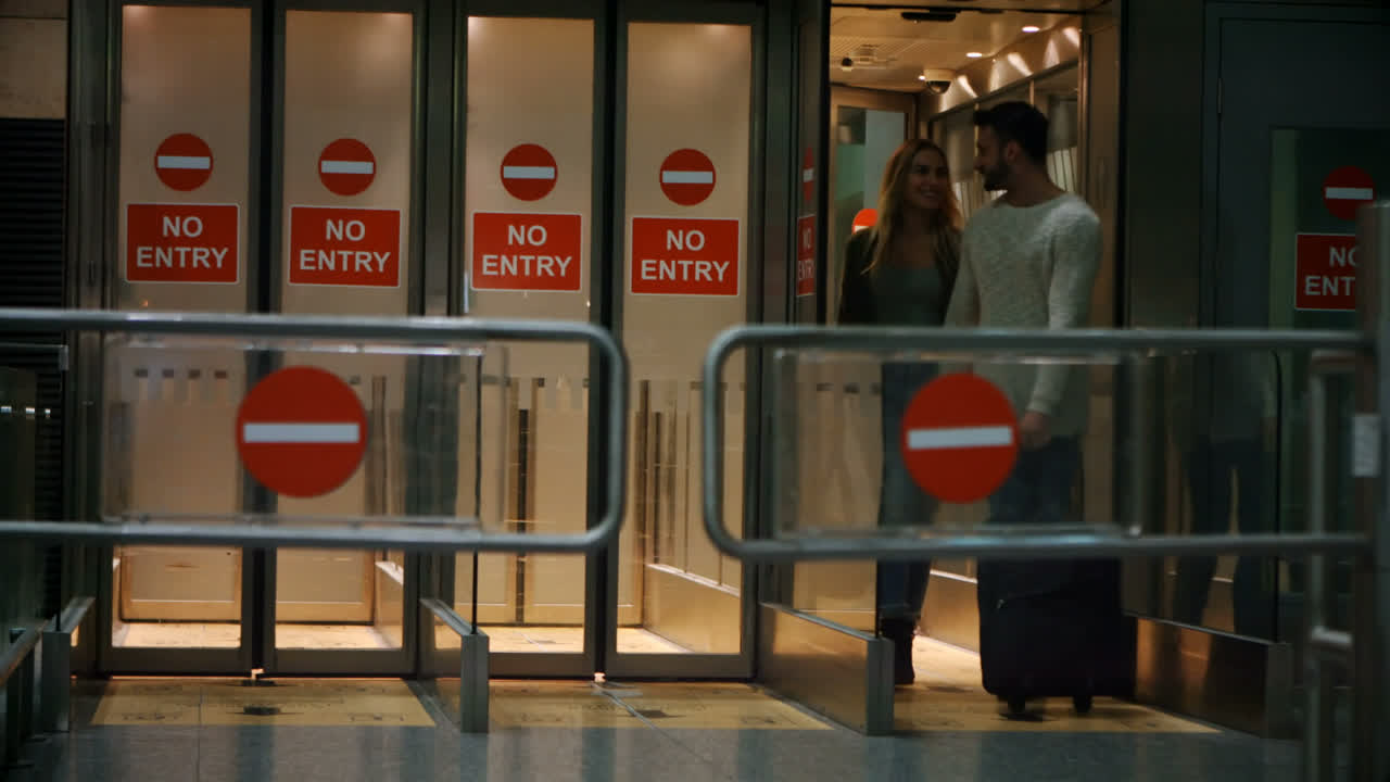 エグジットエリア4kから歩いているカップル