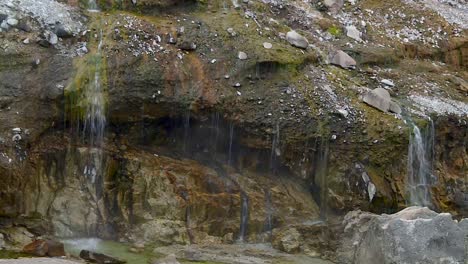 Agua-Goteando-Sobre-Rocas-Con-Niebla