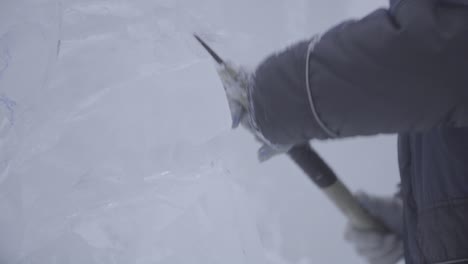 tallado en hielo en progreso