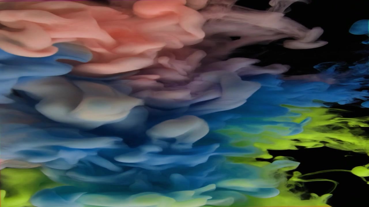 Nuvole di inchiostro multicolore vivaci che turbinano nell'acqua