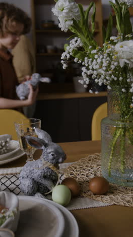 preparación de la cena de pascua con el niño