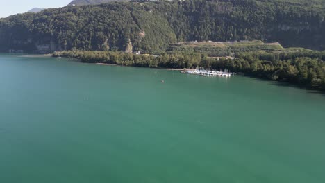 Luftaufnahme-Der-Großen-Seen-Der-Schweiz-Im-Tal,-Umgeben-Von-Bergen