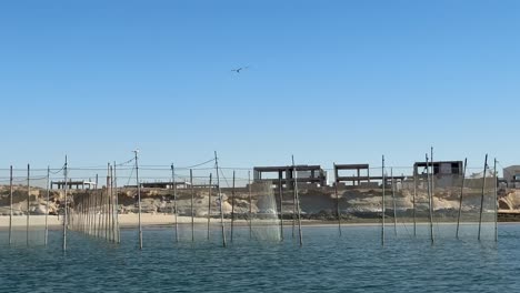 Traditionelles-Altes-Fischernetz-Am-Küstenstrand-Am-Meer-Einheimische-Meereslandschaft-Fischer-Angeln-Jagd-Reise-Tourismusattraktion-Breiter-Panoramablick-Auf-Das-Erbe-Meeresfrüchte-Material-Köstlich