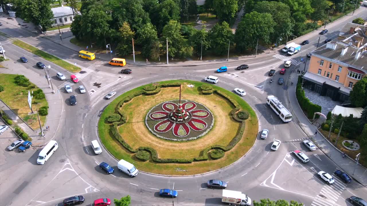 vista aérea de 4k del lapso de tiempo de la carretera de circunvalación con coches circulares en una pequeña ciudad europea