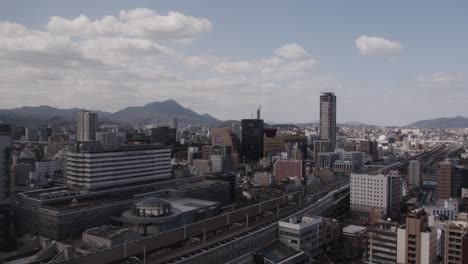 super amplio del paisaje urbano japonés, kokura, kitakyushu, japón con el tren bala shinkanzen, montañas 2