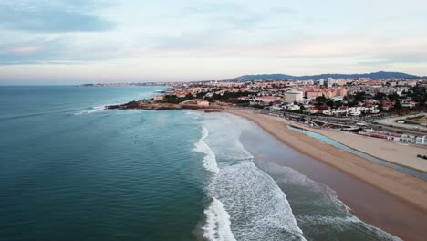 Portugiesischer-Strand-Mit-Rollenden-Wellen-Am-Frühen-Morgen