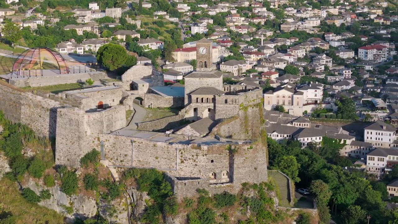 Castello di Gjirokastra, vista teleobiettivo con drone dall'alto con la città sullo sfondo, luce calda del mattino.