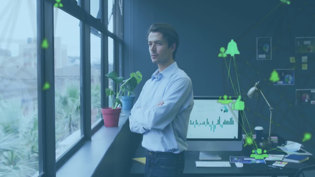 animación de globos de iconos digitales sobre un hombre caucásico pensativo mirando por la ventana en la oficina