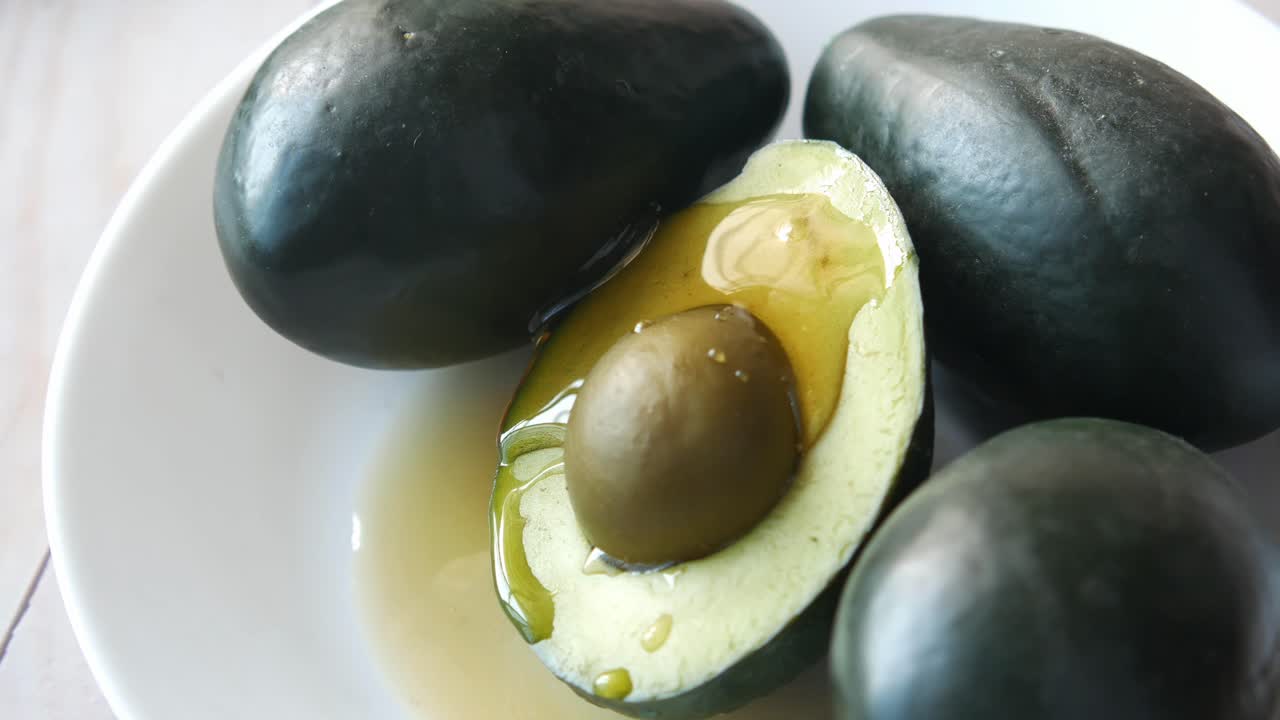 과 함께 아보카도