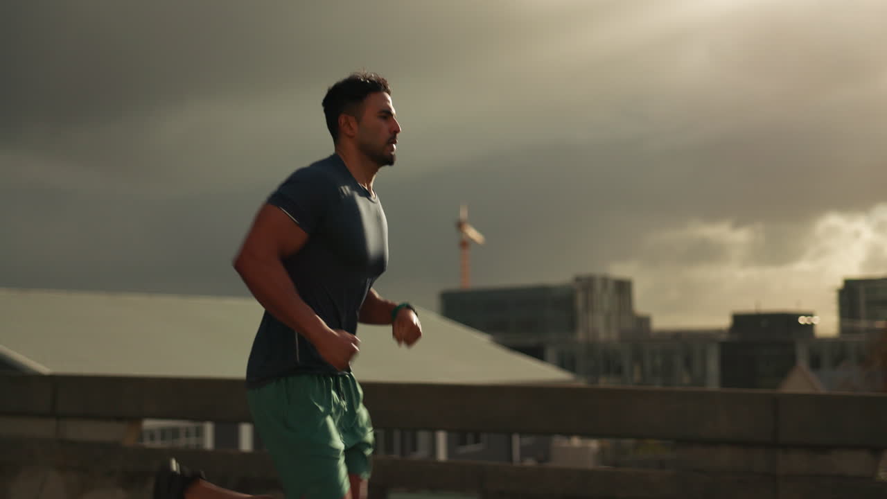 correr, fitness y hombre en la ciudad para el ejercicio