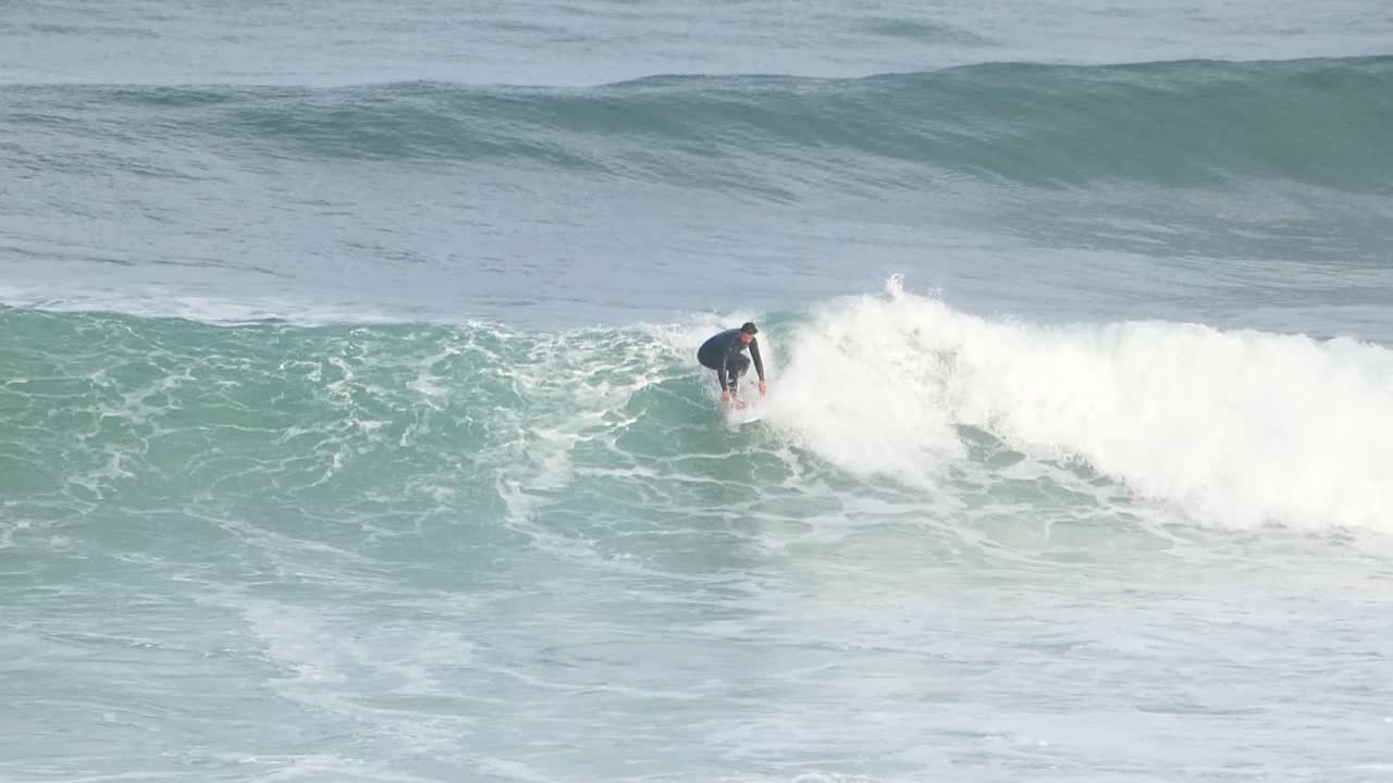 파도를 타고 물 속으로 떨어지는 서퍼의 느린 움직임