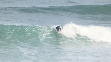 Zeitlupenmoment-Eines-Surfers,-Der-Auf-Einer-Brechenden-Welle-Reitet-Und-Ins-Wasser-Fällt