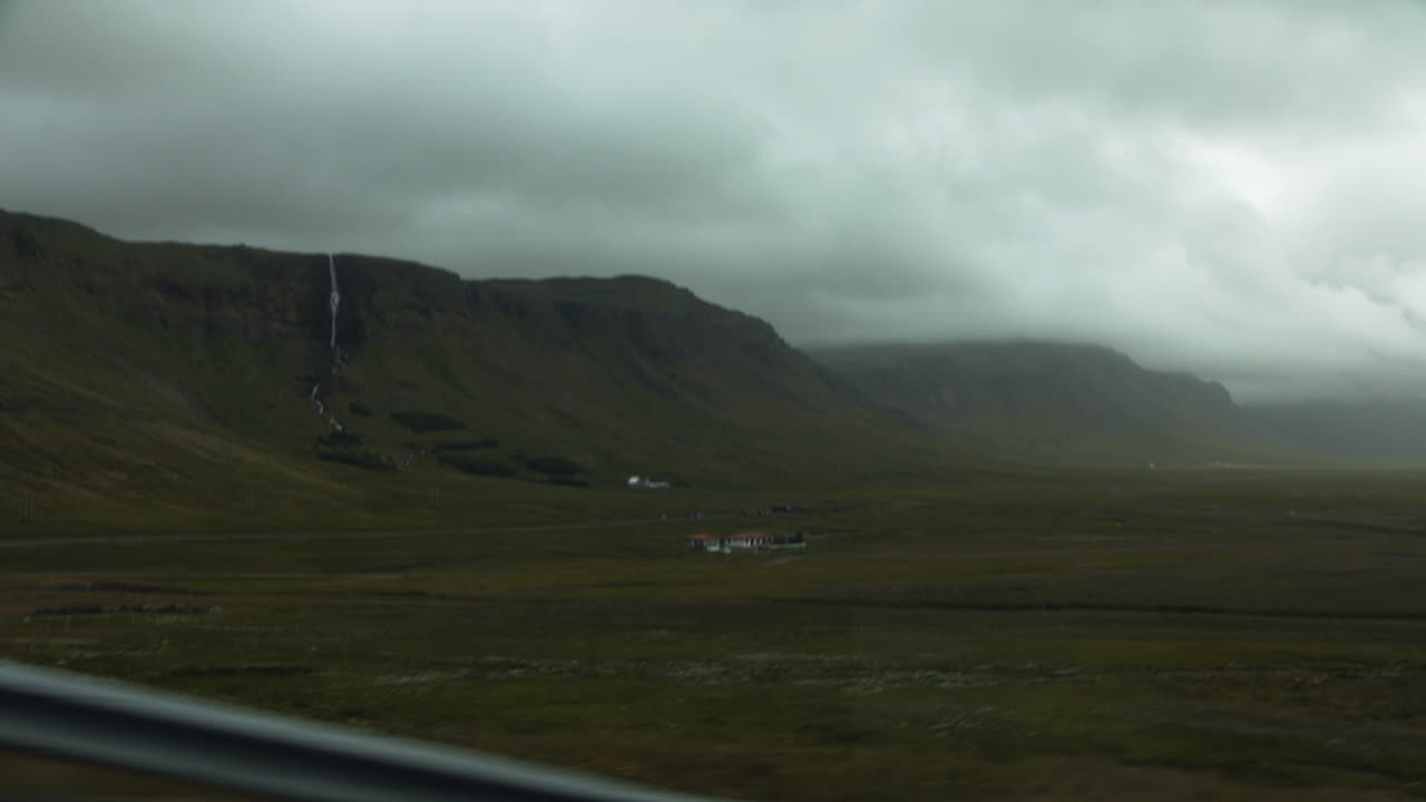 conduciendo por islandia mirando por la ventana