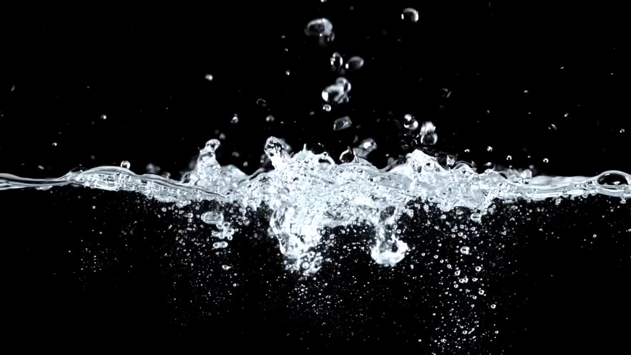 Nước trong văng tung tóe và sủi bọt trên nền đen
