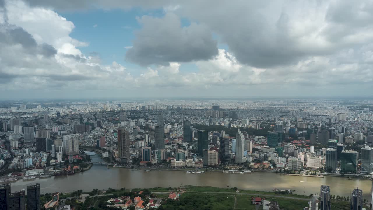 Gündüz Ho Chi Minh Şehri'nin havadan çekilmiş çarpıcı hızlandırılmış veya hyperlapse görüntüleri