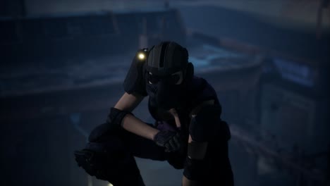 mujer al estilo de cyberpunk en el techo