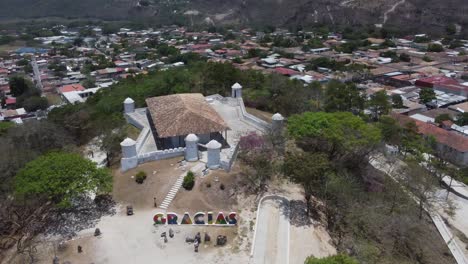 órbitas-Aéreas-Antiguo-Fuerte-De-San-Cristobal-En-La-Cima-De-Una-Colina-En-Gracias,-Honduras