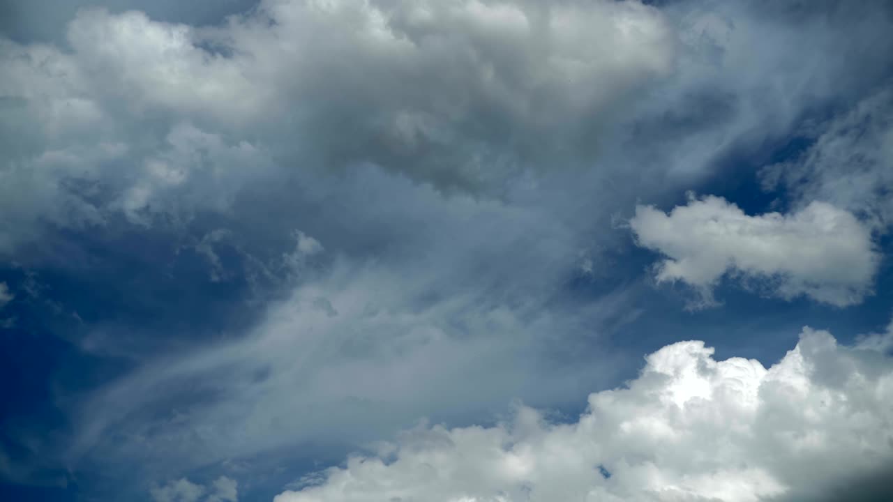las nubes se mueven en el cielo azul.