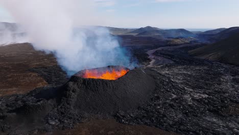 cráter volcánico con magma fundido caliente formando nuevas tierras en islandia, aero