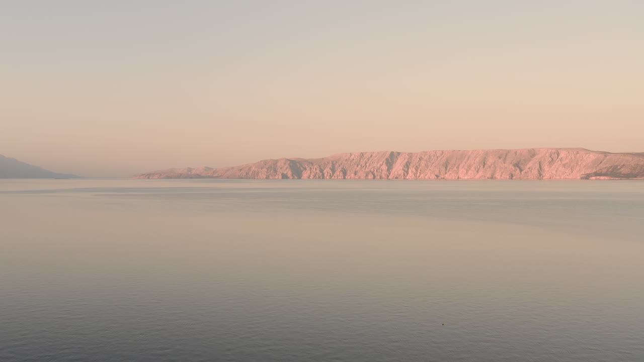 hora azul vista aérea del tranquilo mar adriático enmarcado por hermosas montañas